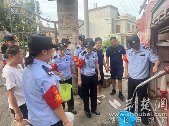 民輔警跟隨消防水車(chē)作業(yè)，通過(guò)肩挑手提的方式將清水送入行動(dòng)不便的老年、殘障村民的家中（通訊員 李麗君 攝） (3).jpg.jpg