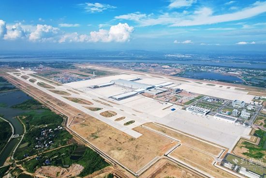 濱江擁湖的鄂州機(jī)場-牛暢，拍攝于2022年6月初，主題：鄂州花湖機(jī)場地理優(yōu)勢優(yōu)越，周邊生態(tài)環(huán)境良好，通過花馬湖水系綜合治理使得機(jī)