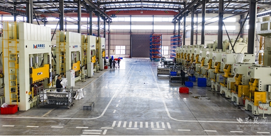 工業(yè)園區(qū)企業(yè)生產(chǎn)車間 雷平攝.jpg