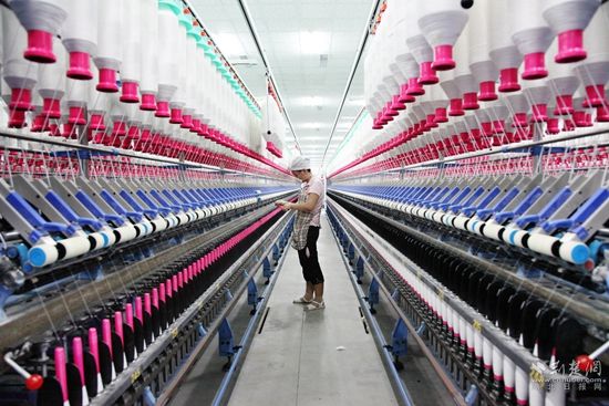 在湖北百絲祥紡織有限公司生產(chǎn)車間，工人正在生產(chǎn)線上作業(yè).jpg.jpg