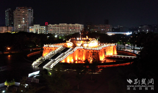 鳳凰廣場夜景。（金康  攝）.png.png