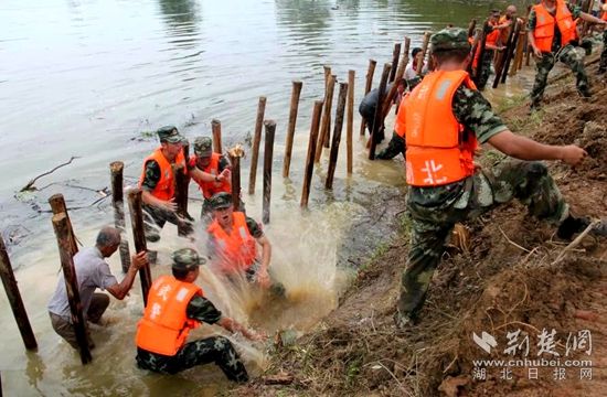7月13日，武警官兵在高橋河執(zhí)行封堵管涌的任務(wù)_副本.jpg.jpg