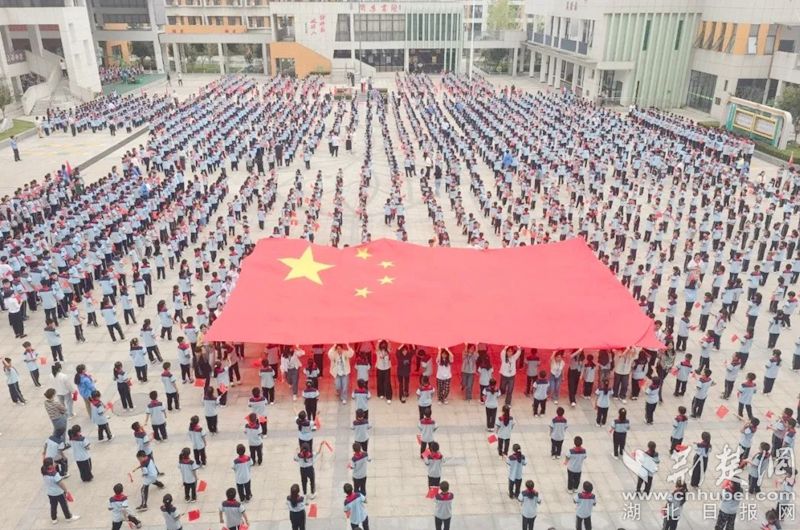 黃岡思源實(shí)驗(yàn)學(xué)?！段遗c國旗同框》快閃活動(dòng)。.jpg.jpg