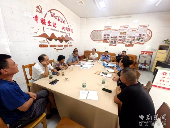 社區(qū)召開(kāi)“五共”議事會(huì)，調(diào)解單元電梯加裝居民矛盾.jpg