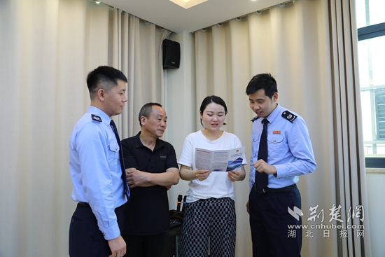 圖為稅靈通志愿服務(wù)隊(duì)為平安電工財務(wù)人員送政策.JPG