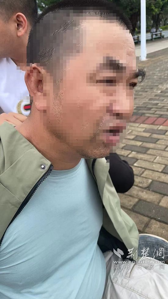 郭某正在海堤邊抽煙，民警將其控制.jpg.jpg