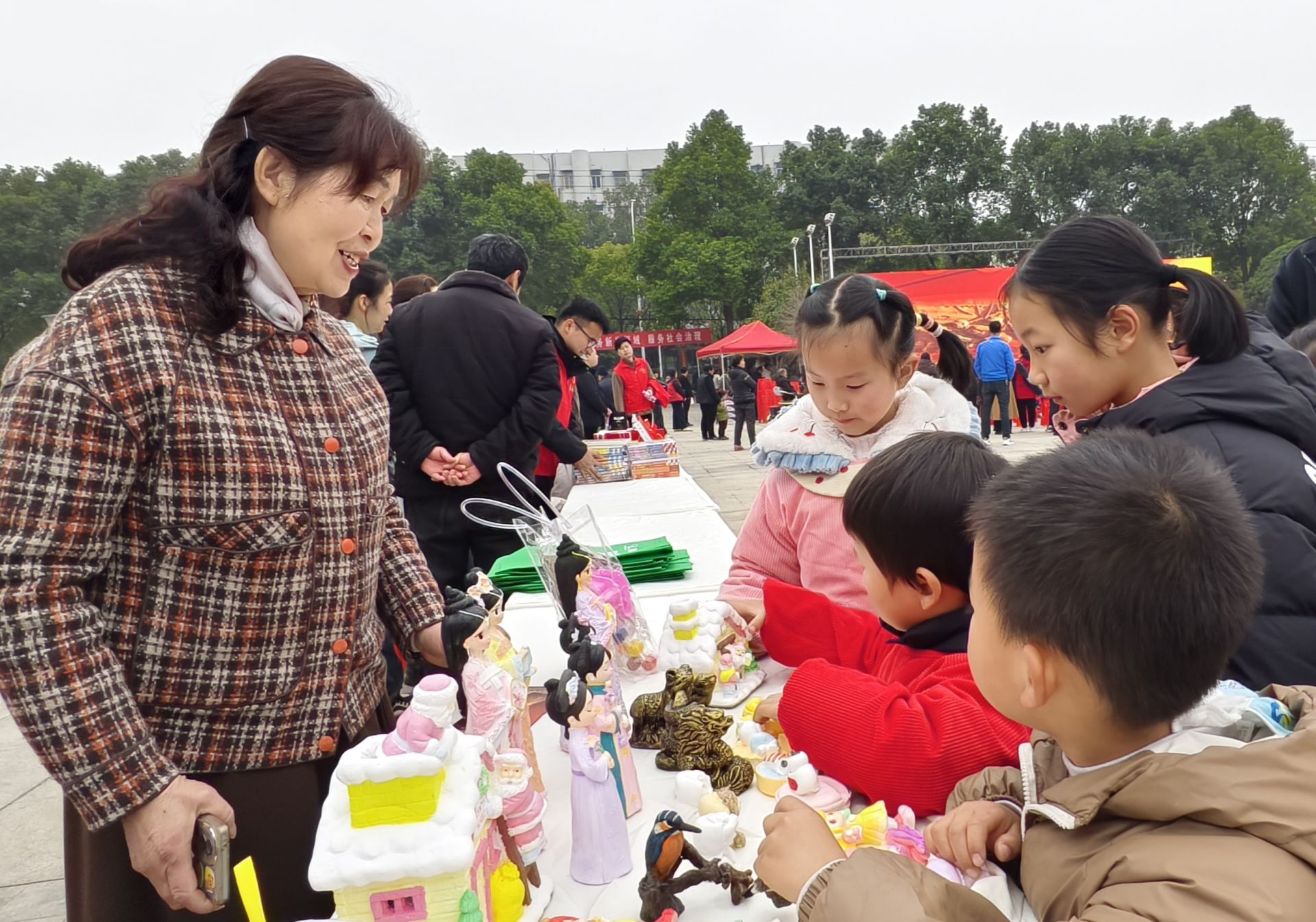 應(yīng)城非遺膏塑展臺(tái)吸引小朋友圍觀 李夢(mèng)婷攝.jpg.jpg