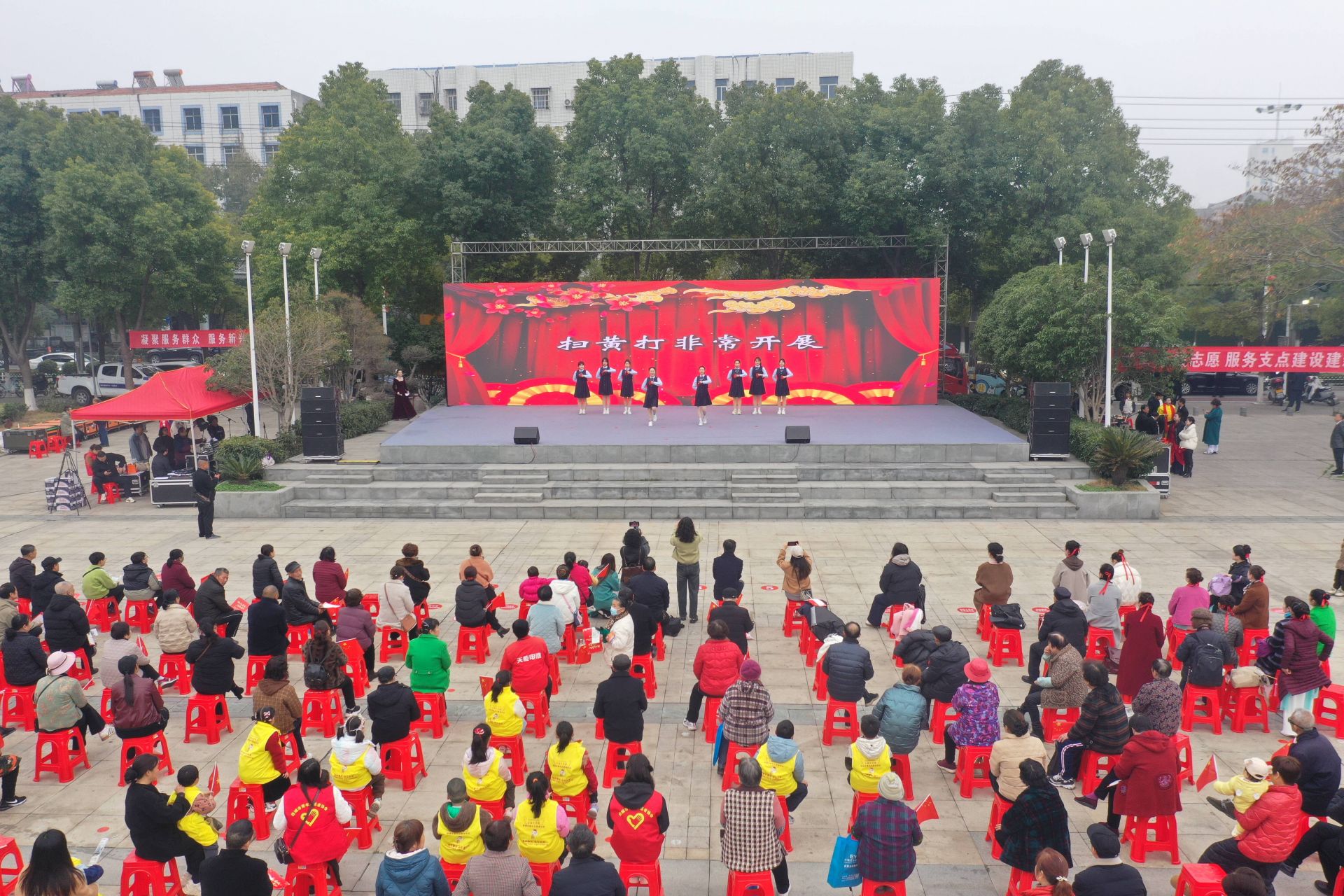 群眾有序觀看文藝展演 孫縉攝.jpg.jpg