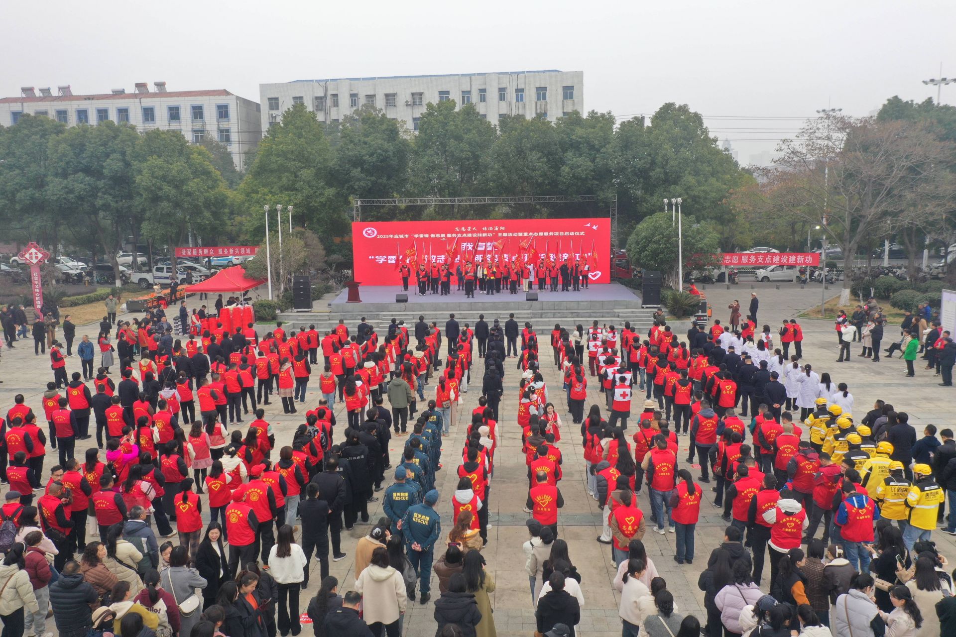 活動(dòng)現(xiàn)場(chǎng),還舉行了新就業(yè)志愿服務(wù)隊(duì)授旗儀式 孫縉攝.jpg.jpg