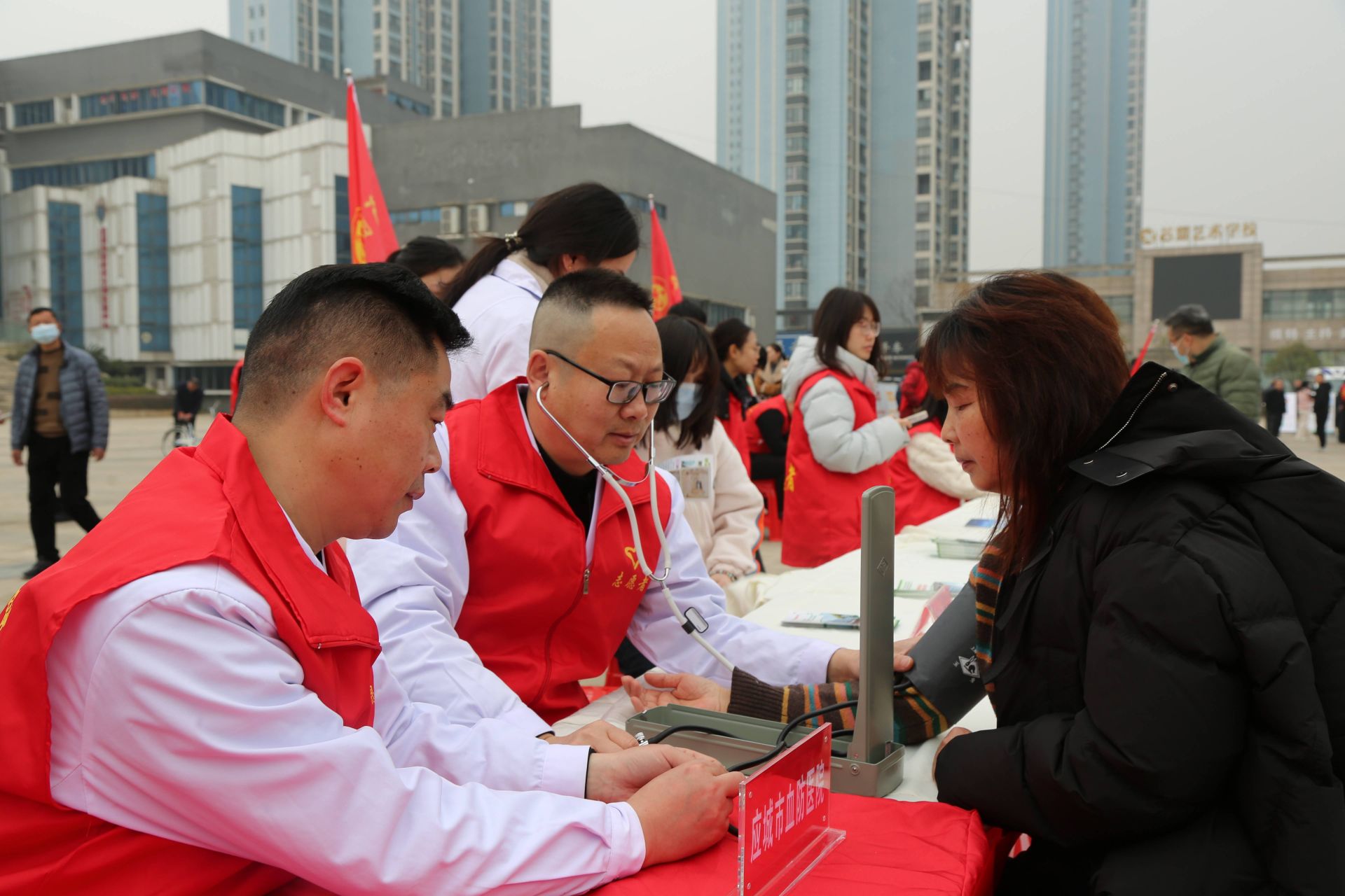 應(yīng)城市血防醫(yī)院的志愿者為群眾義診 李夢(mèng)婷攝.jpg.jpg