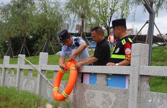 雙鶴派出所民輔警在轄區(qū)重點(diǎn)水域排查隱患，裝配救生工具.jpg