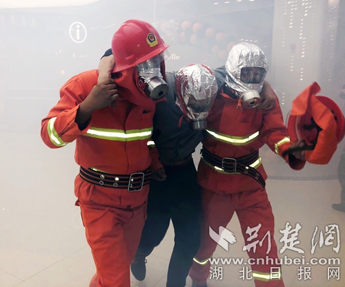 專職隊(duì)隊(duì)員營(yíng)救被困員工-_副本.jpg 專職隊(duì)隊(duì)員營(yíng)救被困員工-_副本.jpg